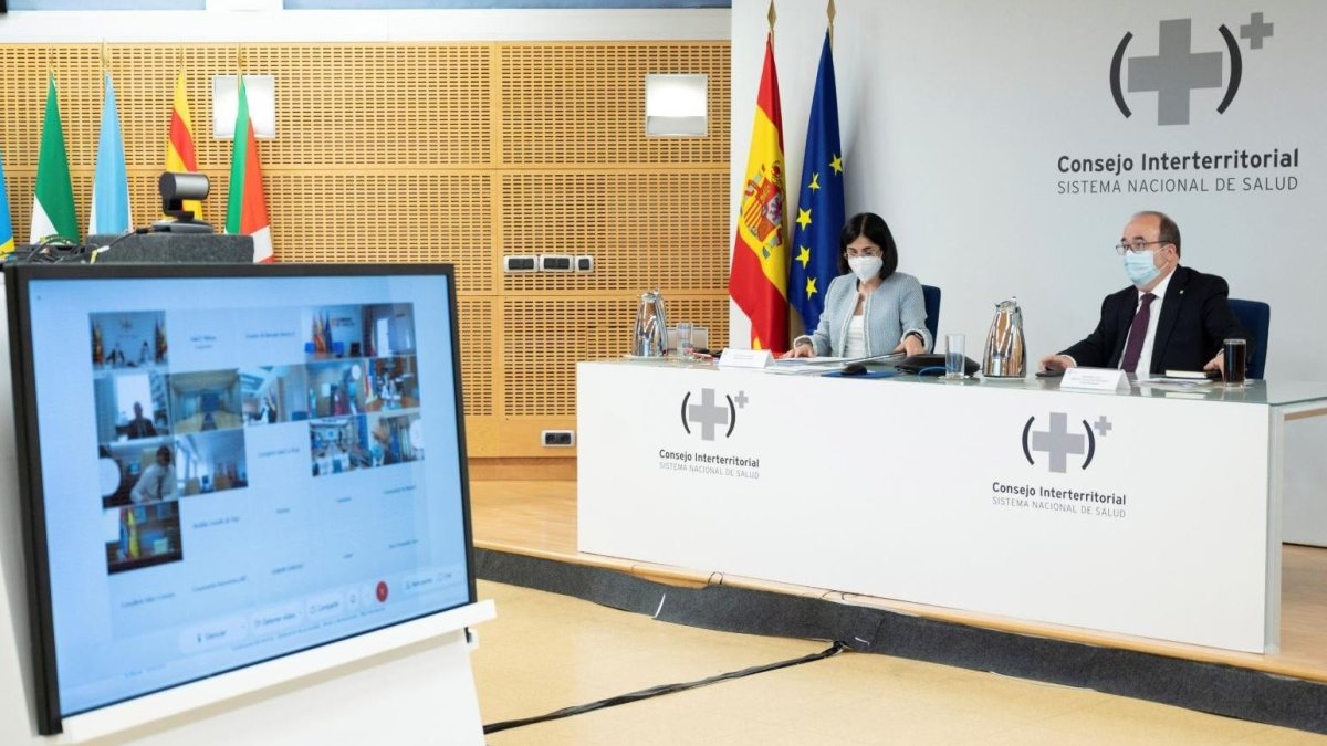 Darias comparecerá esta tarde para informar sobre la vacunación con AstraZeneca. EFE