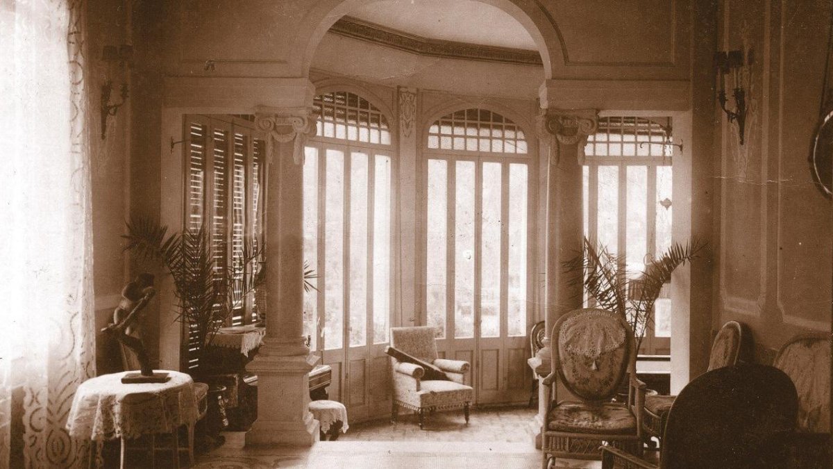 La fachada que da a la carretera de Valls. Por la izquierda se entra a lo que era la zona noble. Por la derecha, a la de servicio.