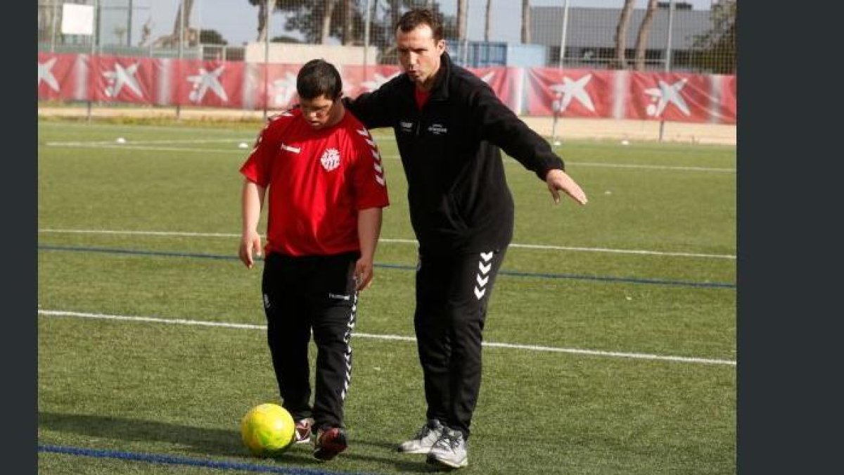 Rafael Magrinyà entrenando con uno de sus jugadores.
