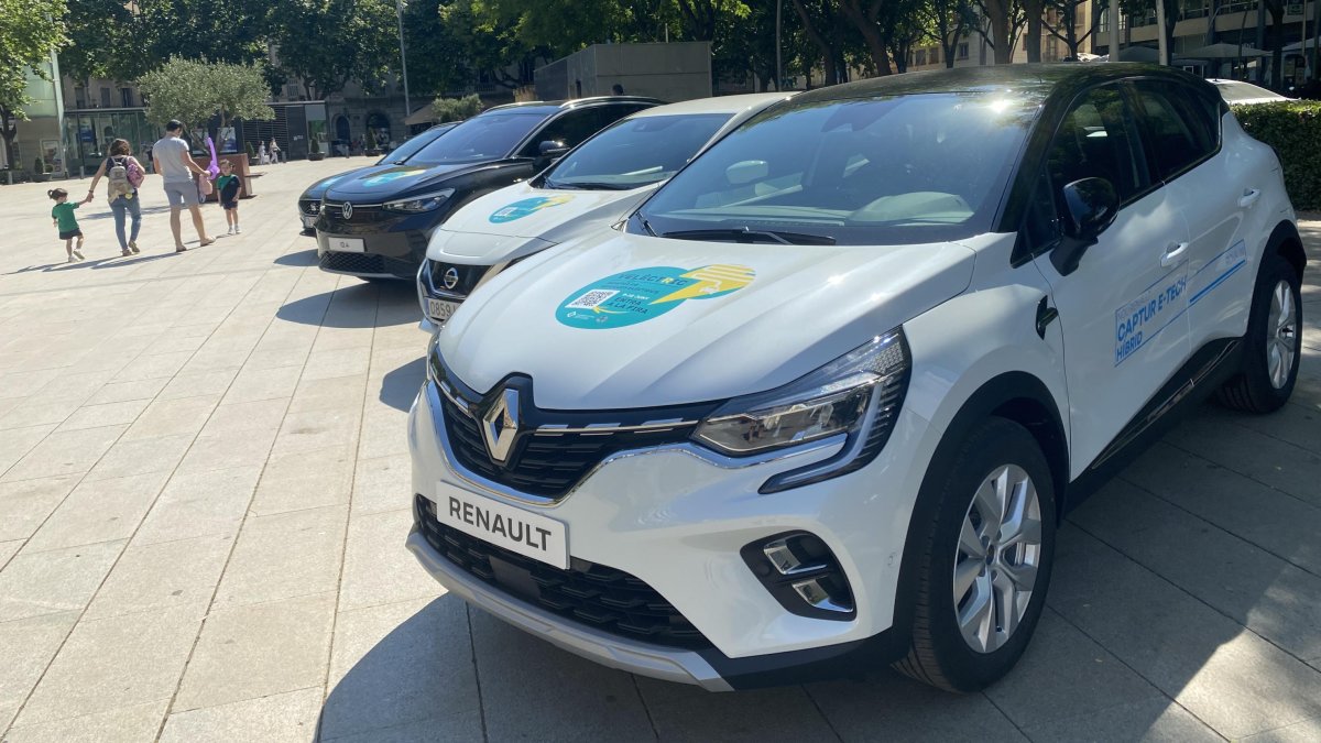Coches eléctricos expuestos en la plaza de la Llibertat en el contexto de Velèctric.