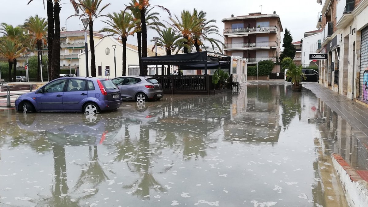 PLa plaza cubierta de agua.