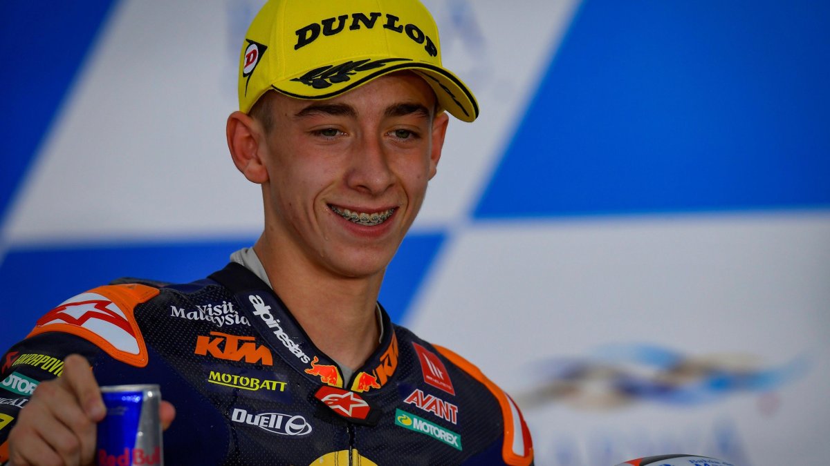 Imagen de Pedro Acosta tras su primera victoria en Moto3 en el GP de Doha. EFE