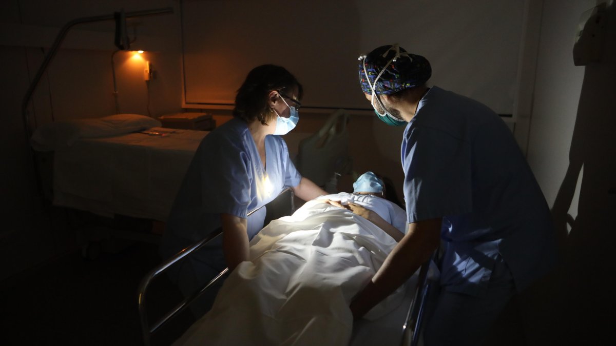 El personal accede a las habitaciones con linternas para no encender luces.