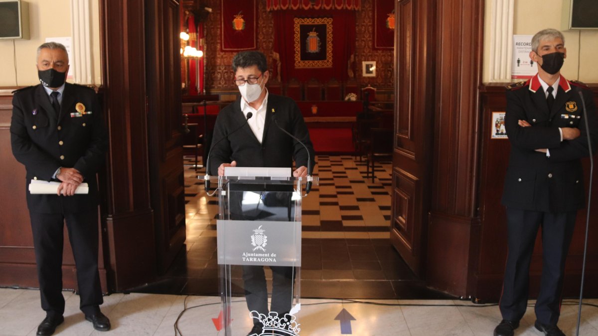 Imagen del conseller Castaño junto al jefe de la Guardia Urbana de Tarragona i el jefe de la ABP del Tarragonès de los Mossos d'Esquadra. ACN