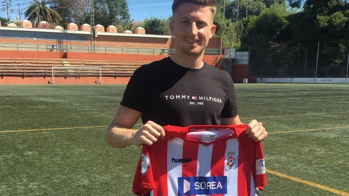 El tarraconense Joan Domingo, posando con su nueva camiseta durante su presentación
