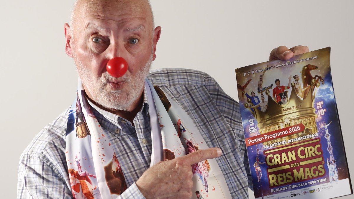 Enrico posa con el cartel del que considera «el mejor circo que ha venido a Tarragona».