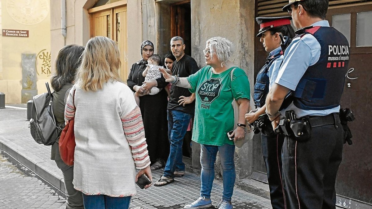La PAH de Reus, en un acto mientras intentaba frenar un desahucio.