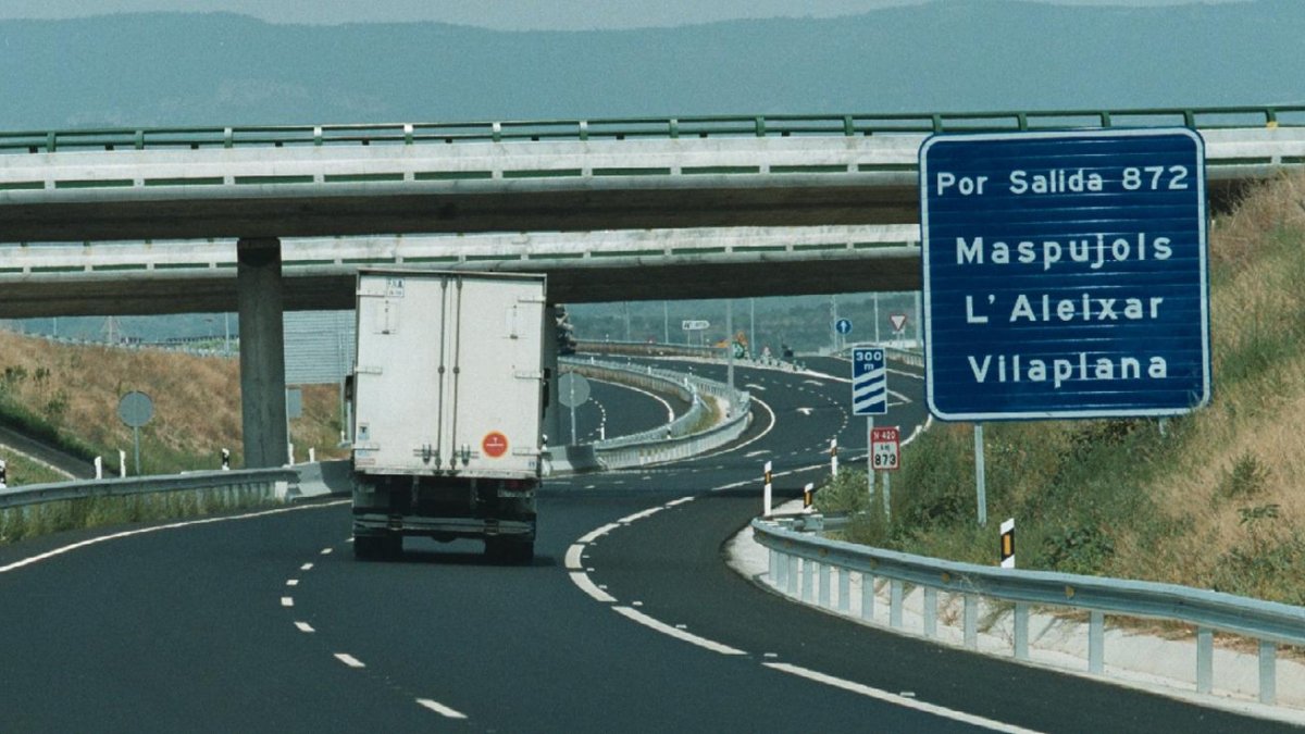 La torre elèctrica està a la carretera que des de la N-420 va cap a l'Aleixar i Vilaplana.