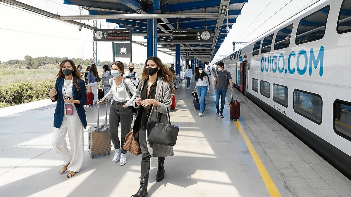 A las 12.18 horas de la mañana llegaba el primer convoy Ouigo, desde Madrid, a la estación de Camp de Tarragona.