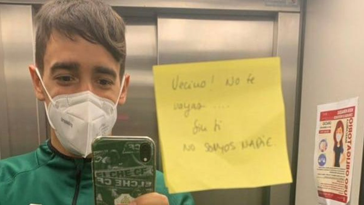 El mensaje de ánimo de un vecino a Edgar Badia en el ascensor