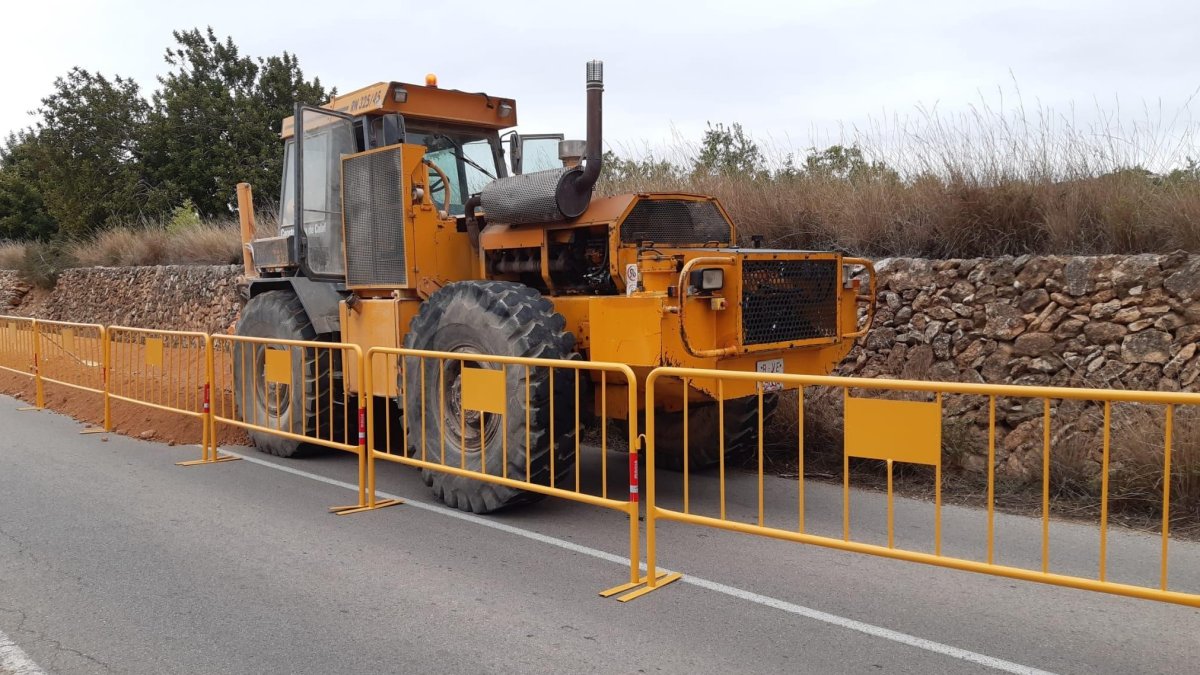 A diferència de treballs anteriors, s'usa una màquina que permet obrir la rasa sense necessitat d'afectar massa el trànsit.