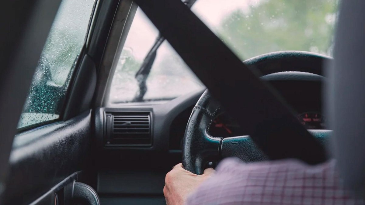 Imagen de un conductor con lluvia.