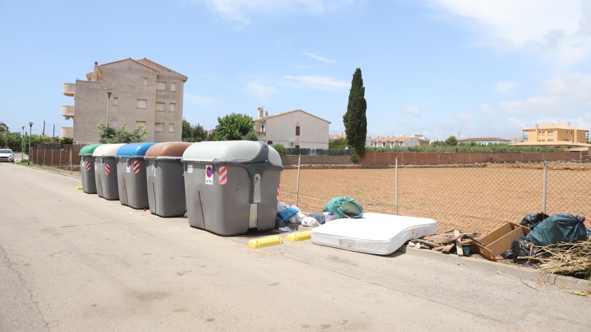 Los vecinos recolocan los contenedores porque consideran que en ese punto no es el mejor sitio.