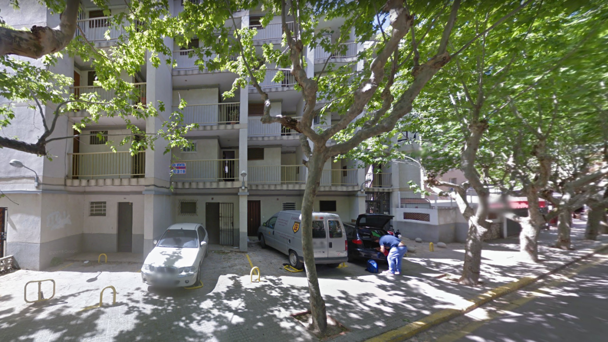 El incendio se ha producido en los bajos de este edificio.