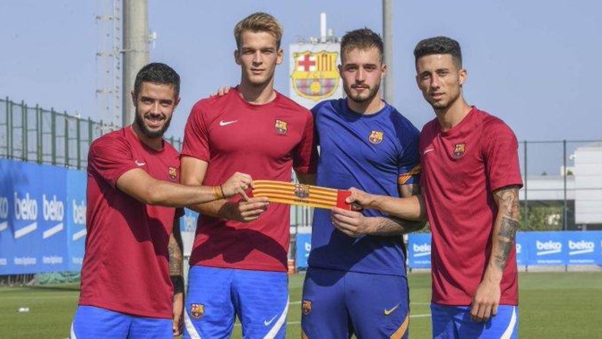 Guillem Jaime, derecha de la imagen, posa con los otros tres capitanes.