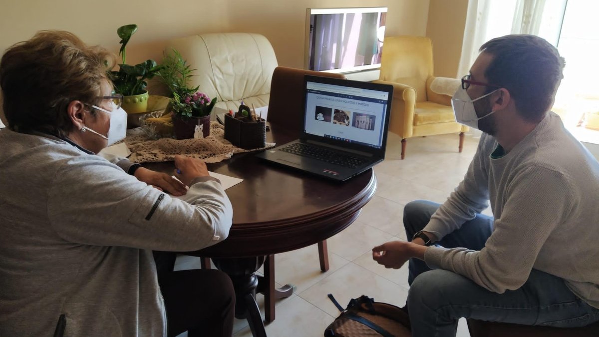 Pere Roy, gestor y neuropsicólogo del programa REMS, con una usuaria.