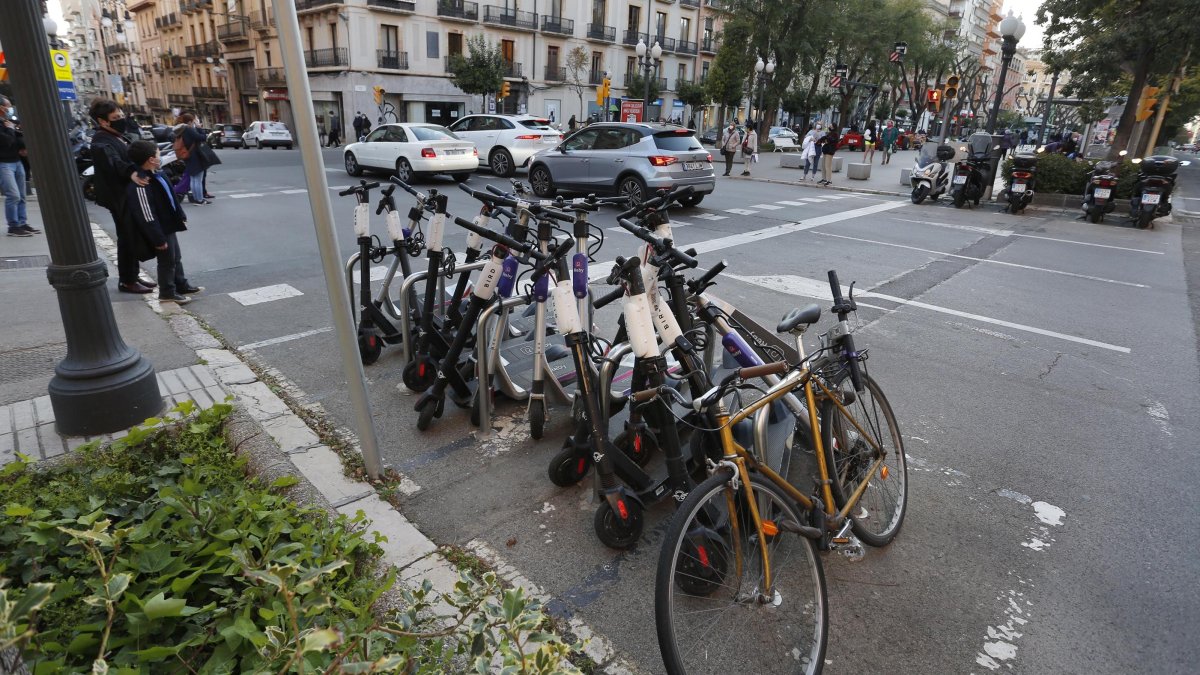 La escena de los aparcabicis a rebosar de patinetes comienza a ser familiar.