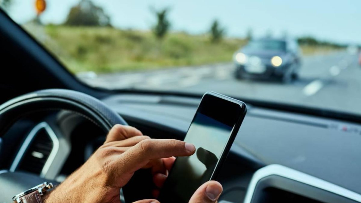 La reforma de la Ley de Tráfico, que se encuentra actualmente en tramitación parlamentaria, prevé incrementar de 3 a 6 los puntos a detraer por conducir sujetando con la mano dispositivos de telefonía móvil.