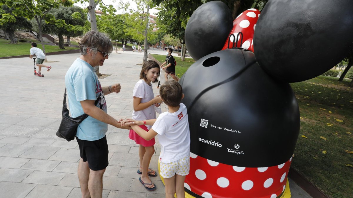 Este iglú de Minnie Mouse está ubicado junto al parque infantil de l’Arrabassada.