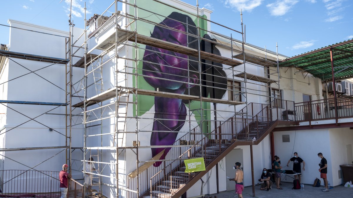 El mural, feminista i antiracista, presidirà ara els balls en aquesta pista.