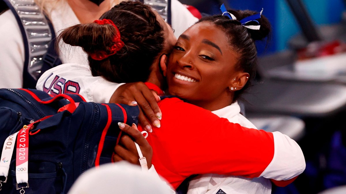 Simone Biles regresó a la competición en los Juegos Olímpicos con una medalla de bronce en la barra de equilibrio.