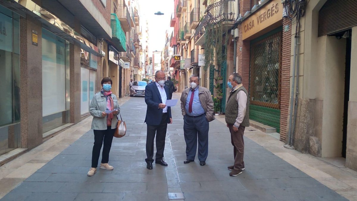 El alcalde, Carles Pellicer, durante las visitas a los barrios, en Santa Teresa.