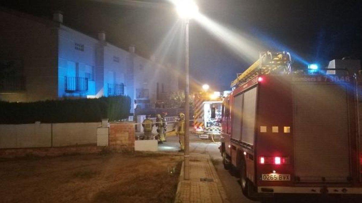 Els bombers, aquesta matinada a l'incendi de Sant Carles de la Ràpita.
