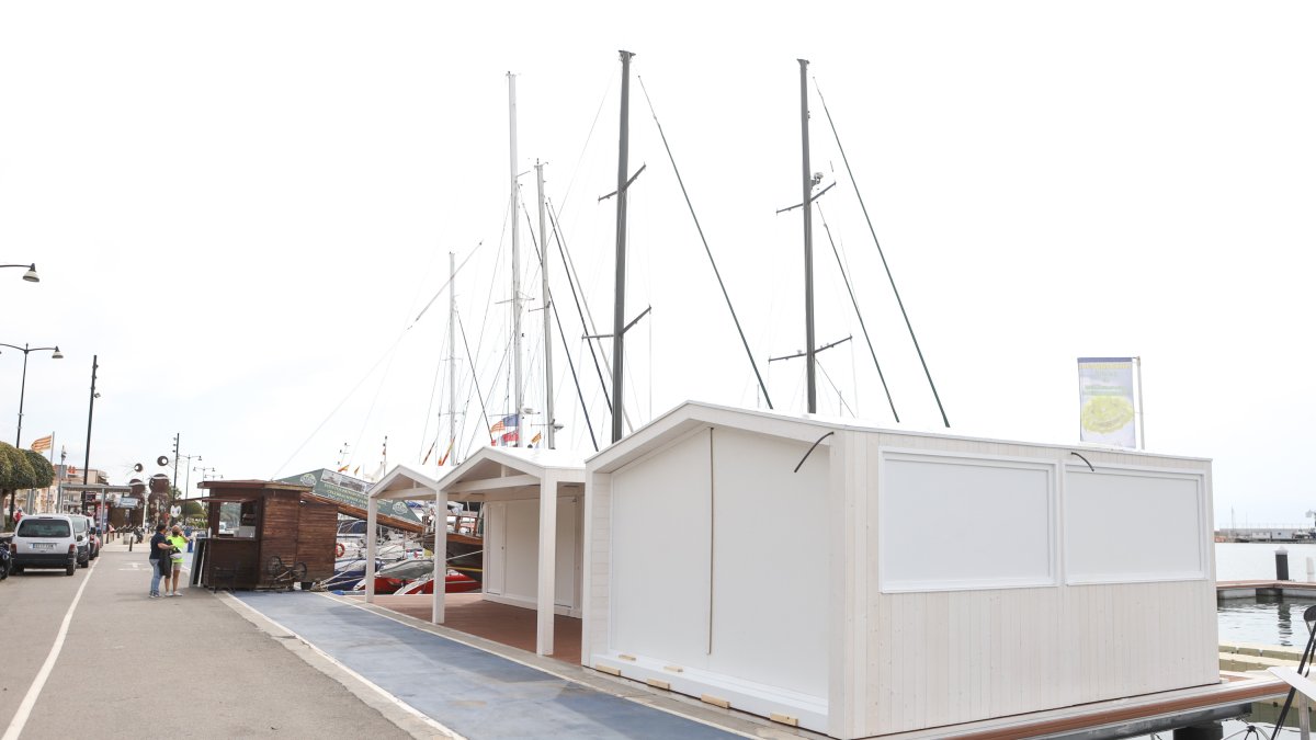 Las edificaciones, desde el muelle de acceso inferior.