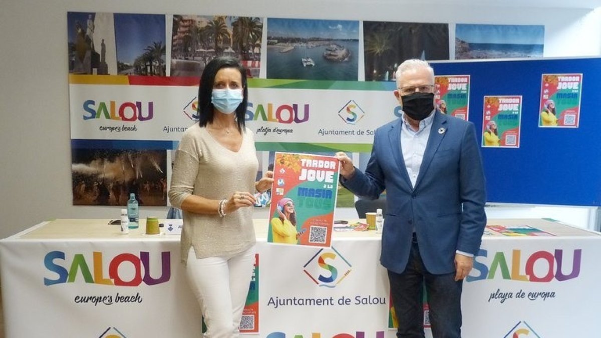 Gómez y Granados, con el cartel de la agenda de otoño.