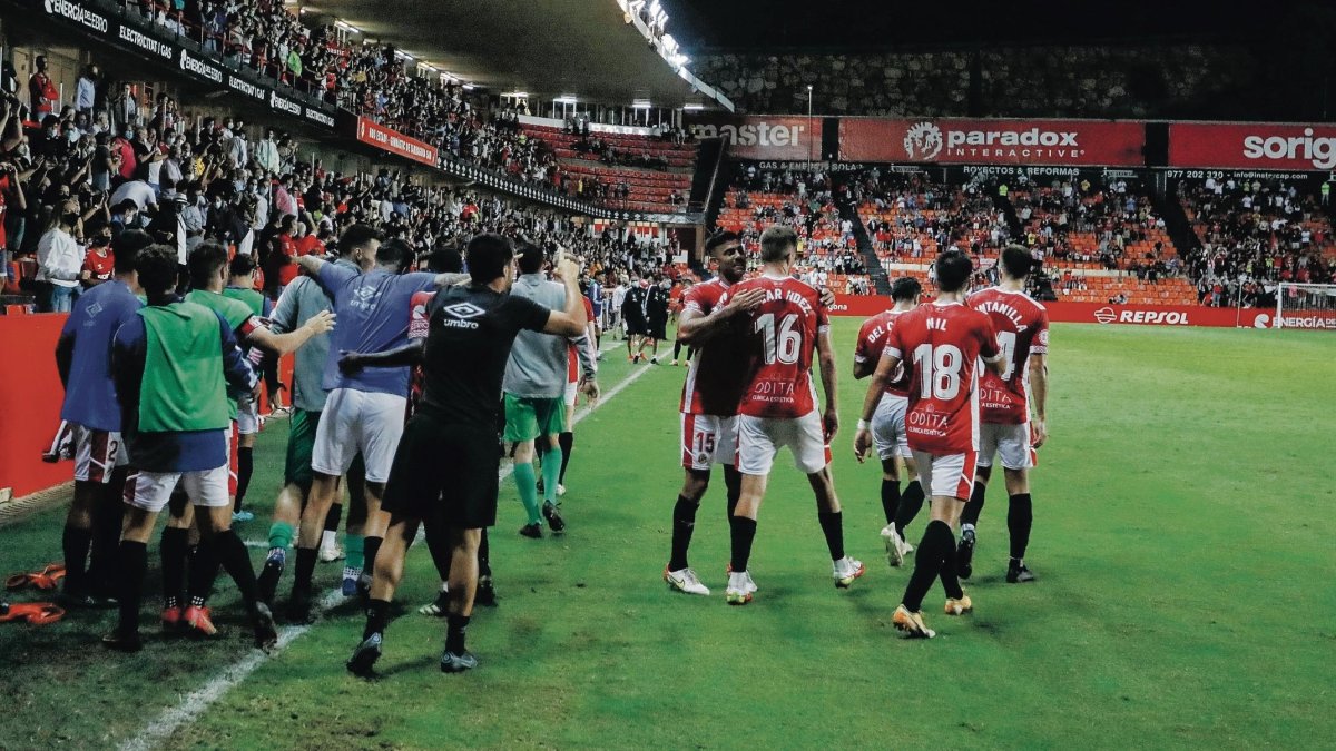 Los jugadores del Nàstic celebran el tanto de la victoria conseguido frente al Alcoyano.