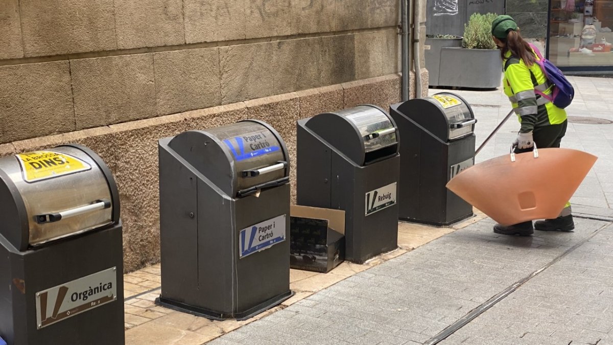 El consistorio quiere sustituir los contenedores soterrados del centro de Reus por islas de contenedores emergentes.
