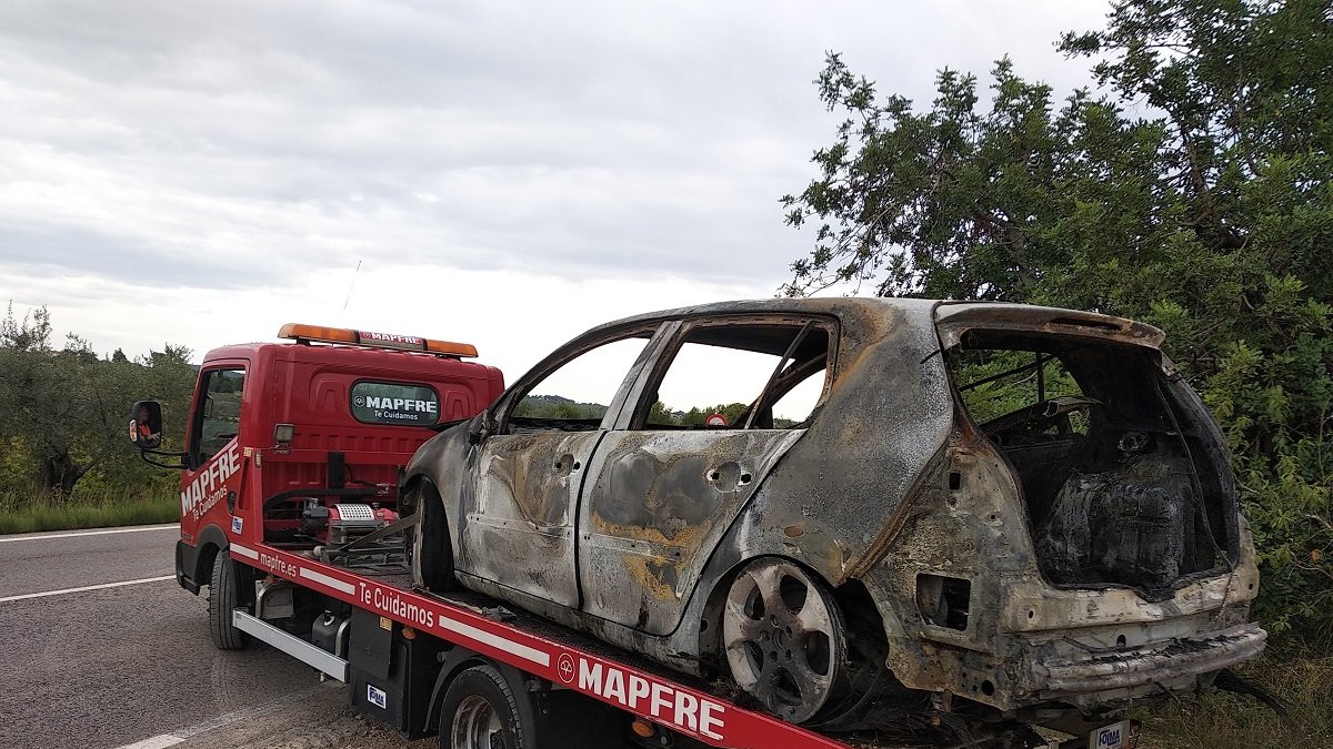 El cadáver estaba en el maletero de este coche, que la grúa trasladó a las dependencias policiales de los Mossos.