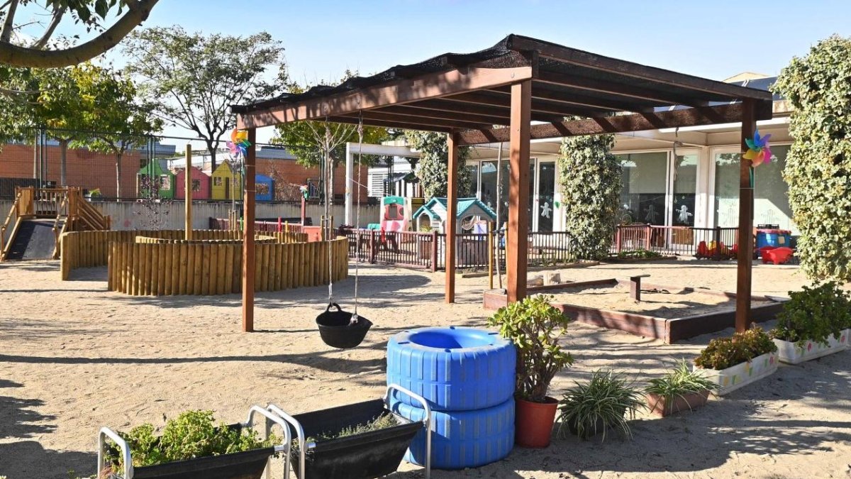 El nuevo espacio, cargado de elementos naturales, busca tejer la continuidad con las aulas.