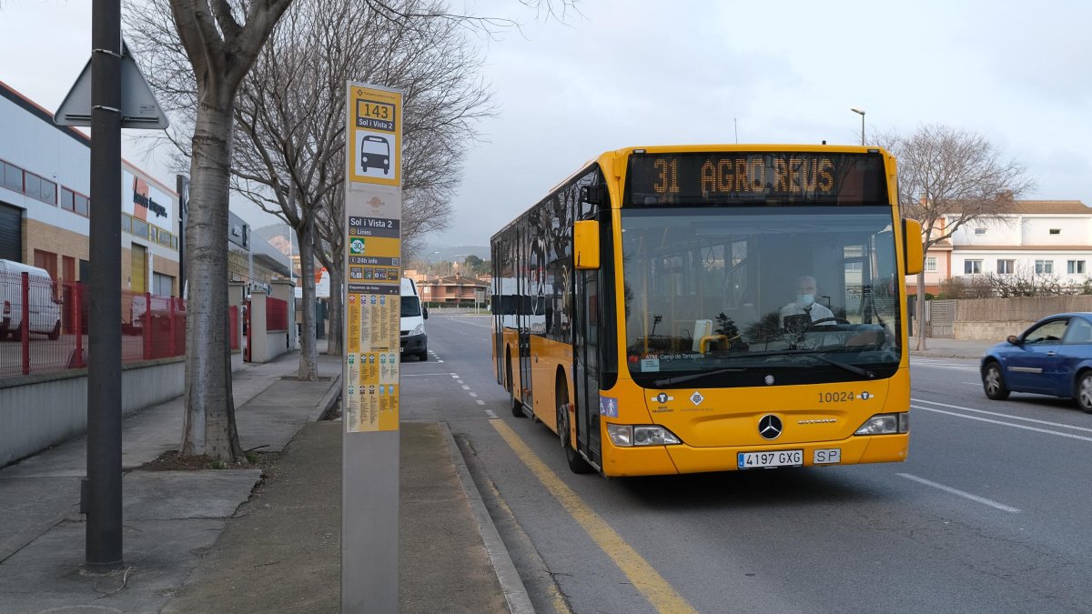 Un bus de Reus Transport de la línea L31, llegando a la zona de AgroReus por la tarde.