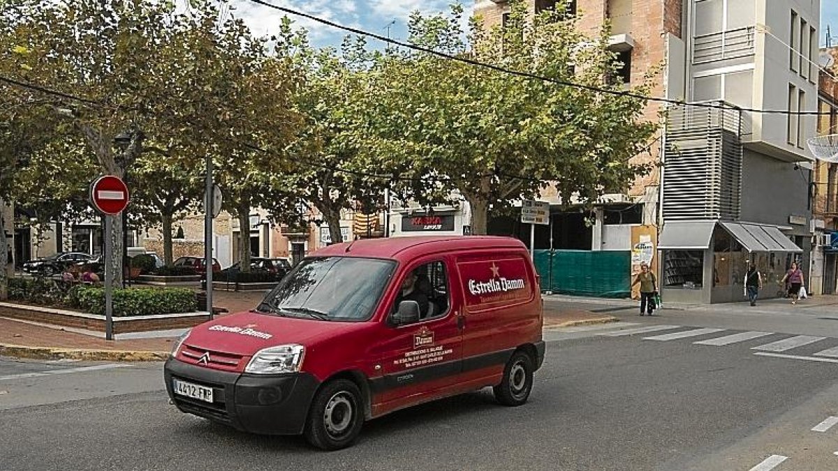 El carrer Major amb la plaça Sales i Ferré.