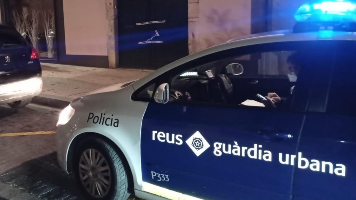 Imagen de un vehículo logotipado de la Guàrdia Urbana de Reus.