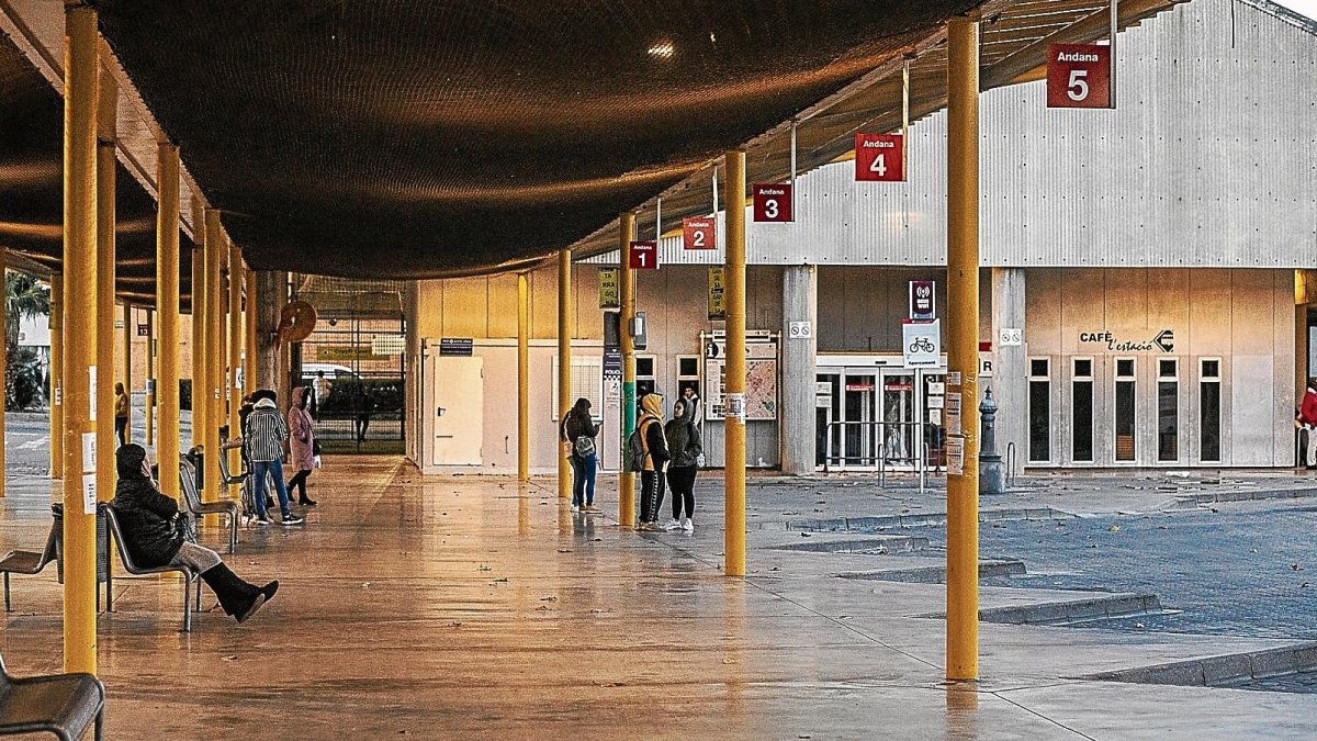 Gente en la estación de autobuses de Reus.