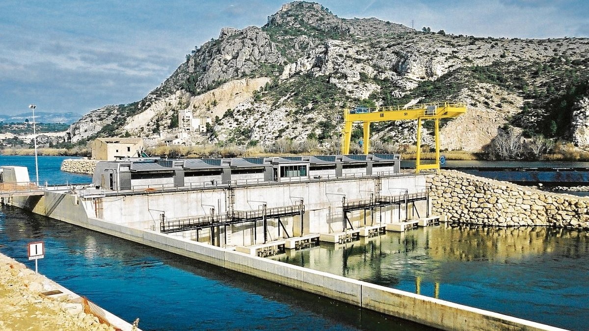 La central hidroelèctrica, en funcionament a l’assut de Xerta.