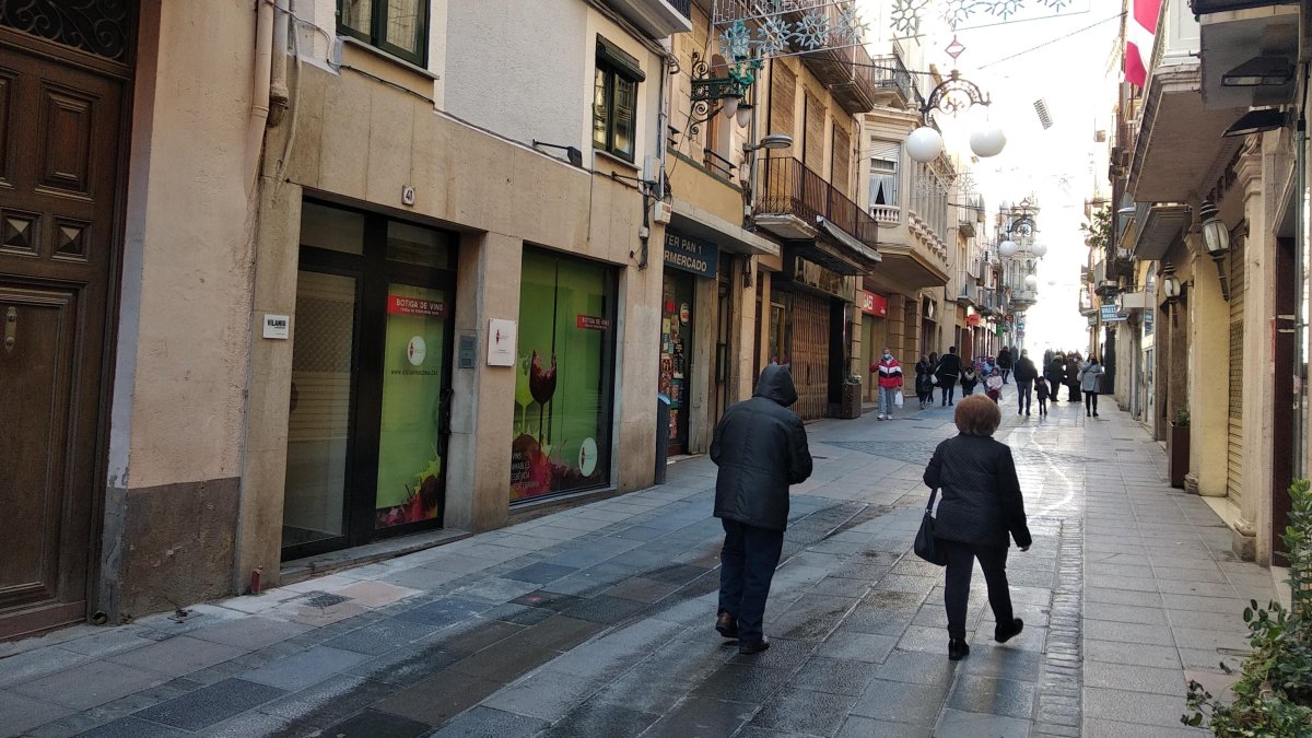 El carrer de la Cort, un dels eixos comercials de Valls.
