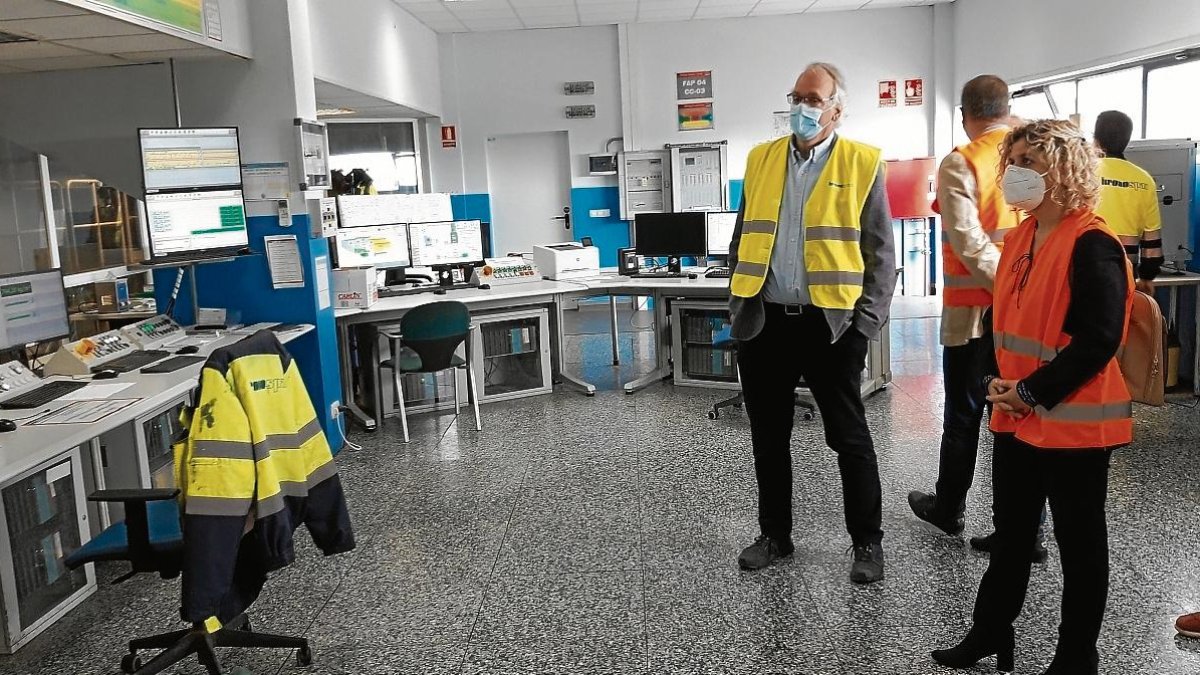 L’alcaldessa, Meritxell Roigé, visitant la planta de Burgos, abans de l’estiu.