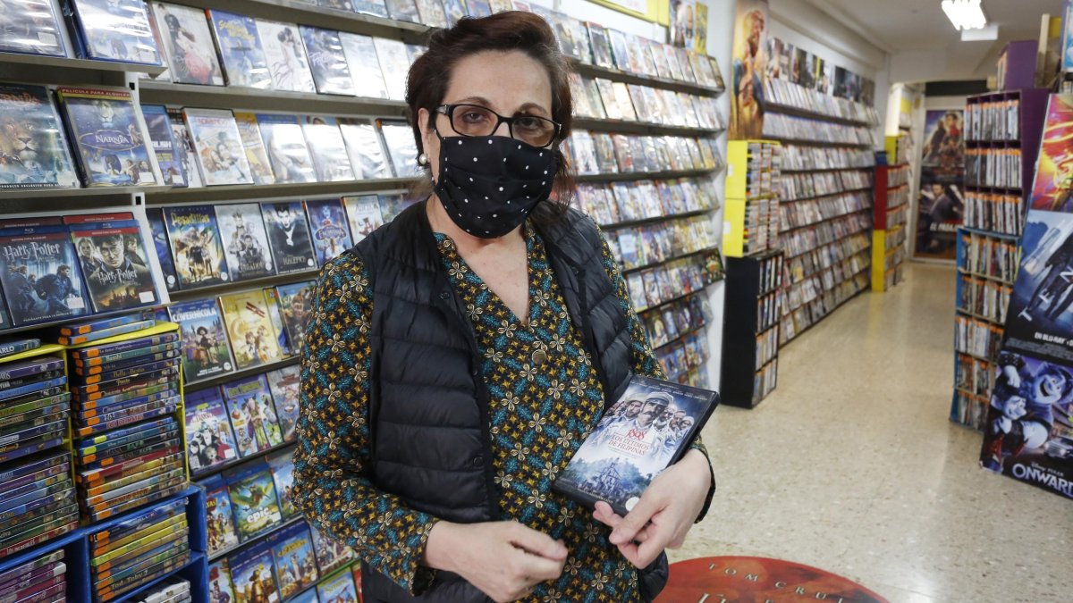 Pilar Cerón muestra, a petición del ‘Diari’ en un juego cinematográfico, la carátula de ‘Los últimos de Filipinas’.