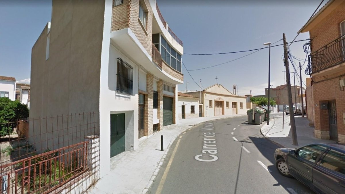 La casa afectada por el incendio es la de la izquierda.