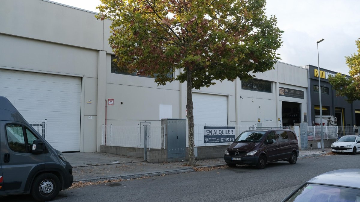 La nave se encuentra en la calle Paletes, en el polígono L'Alba dentro del término de Reus.