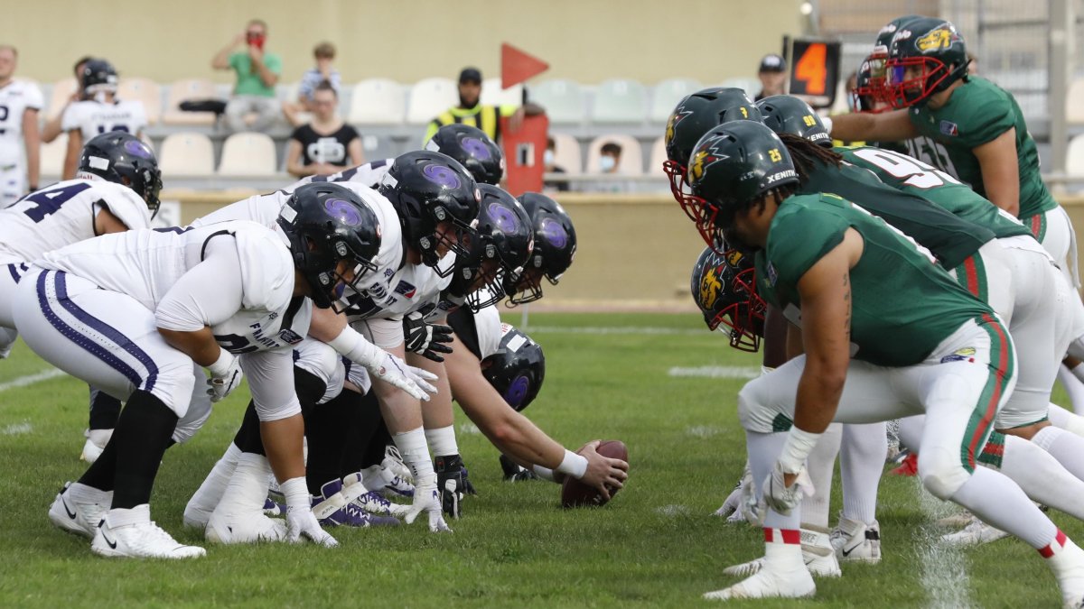 Los jugadores de Galaxy y Dragons antes de una ofensiva alemana.