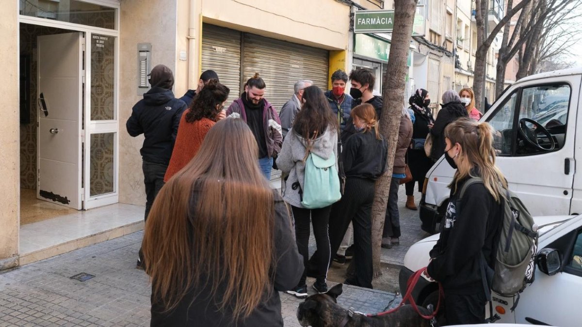 La familia y miembros del Sindicat, en el edificio, tras haberse frenado el lanzamiento.