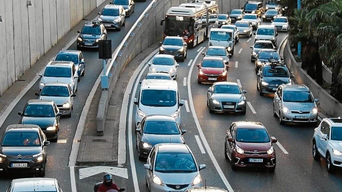 Los coches llenan las carreteras para disfrutar del puente.