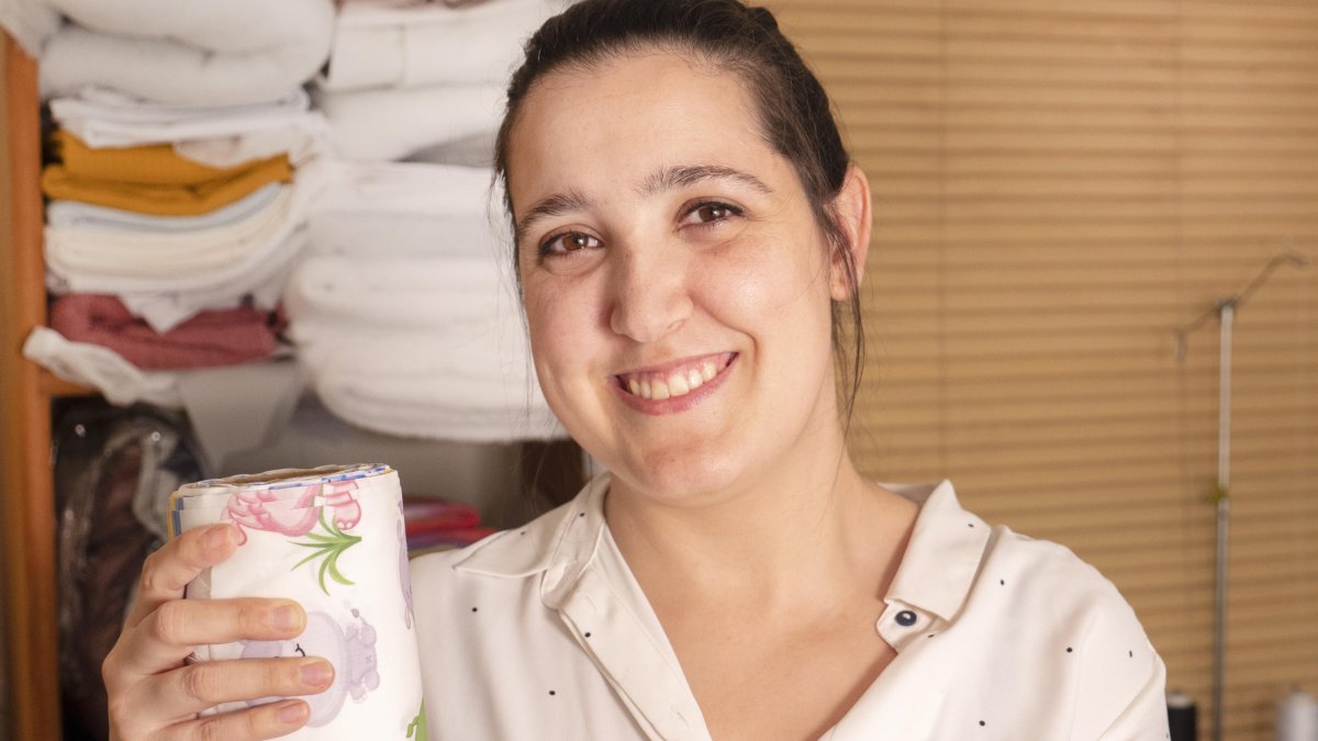Patricia con la tela de hipopótamos de la primera colección.