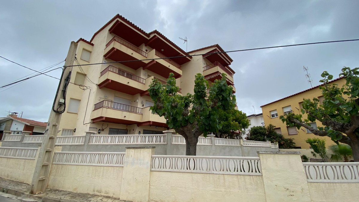 Imagen del edificio donde han sido hallados los cadáveres en Creixell. A.González