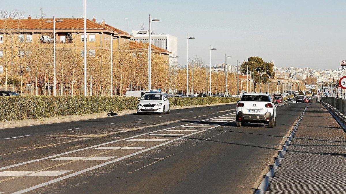 La opción que tiene más fuerza es un trazado paralelo.