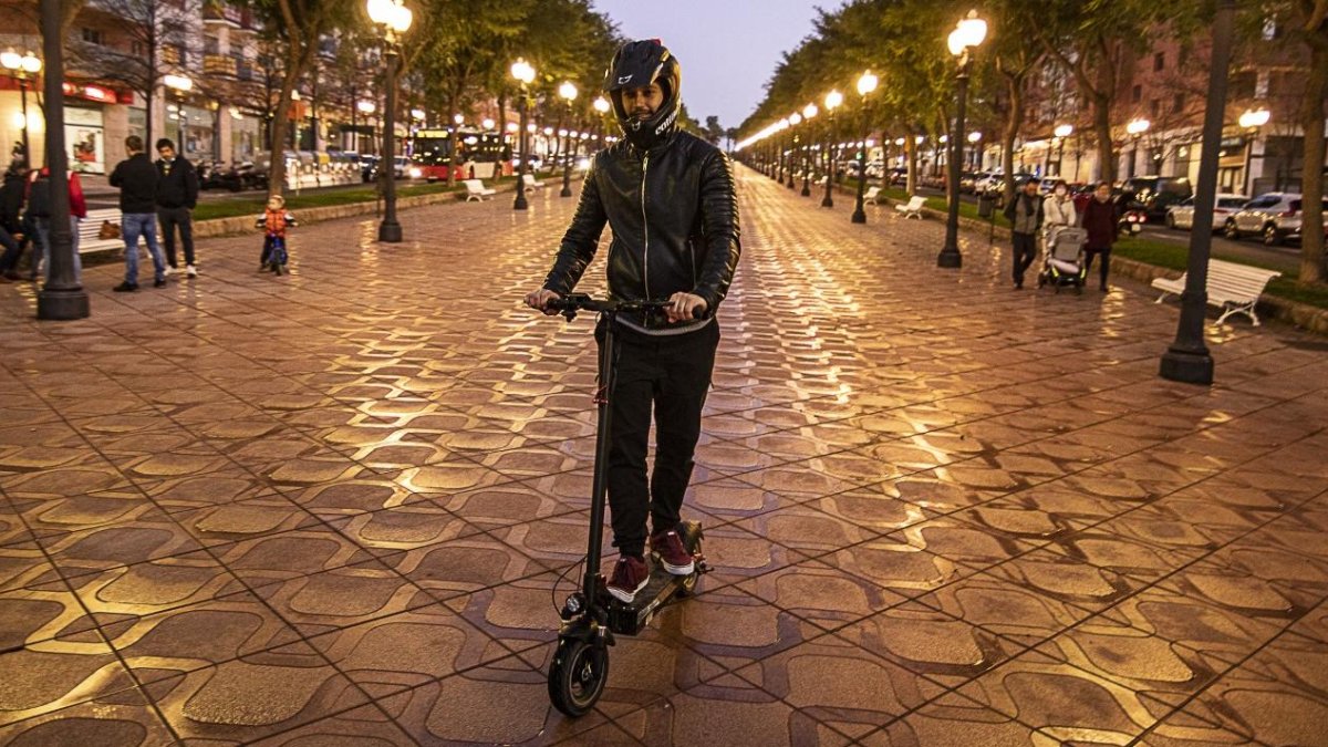 Un usuario con un patinete. ÀNGEL ULLATE